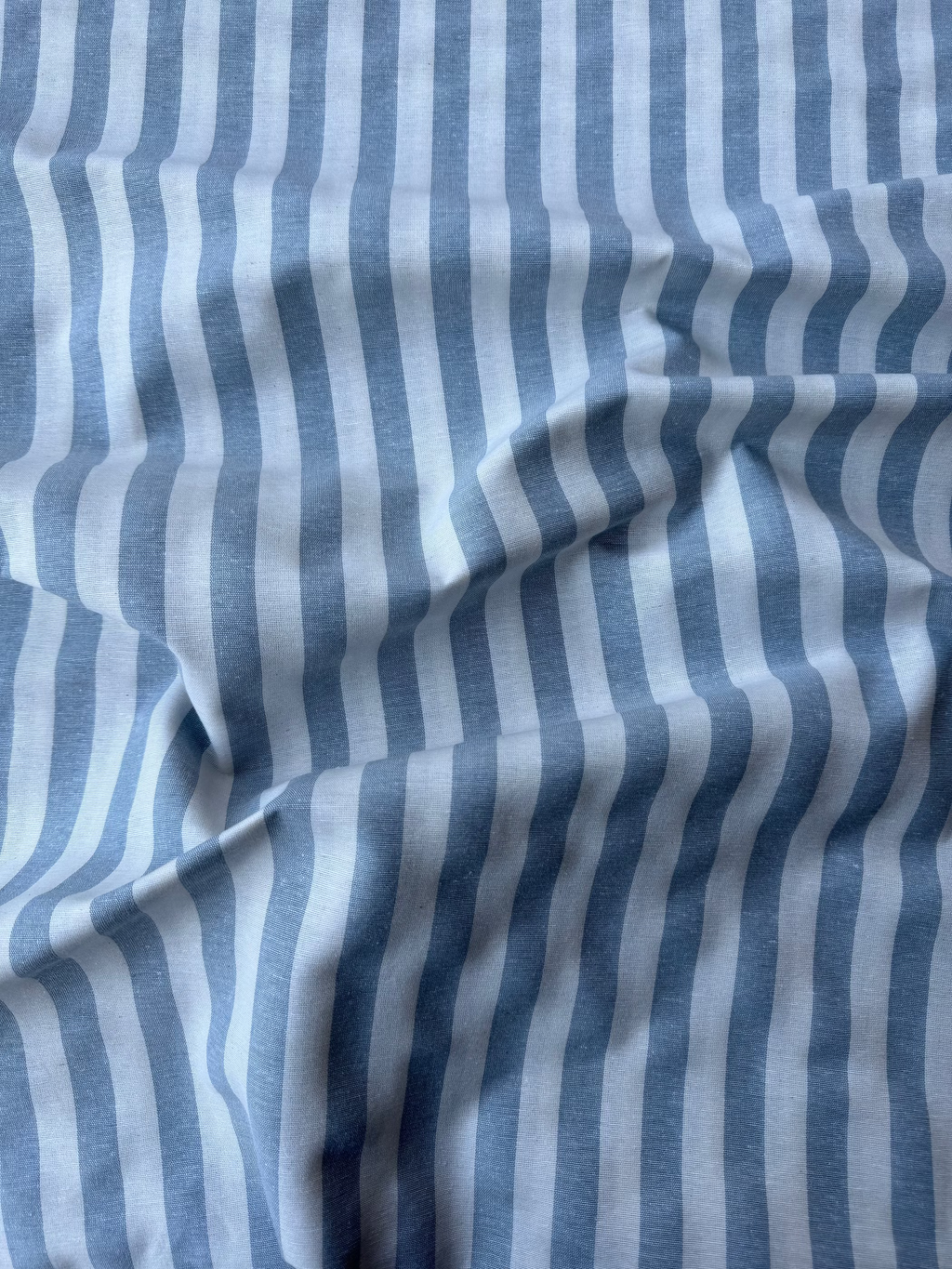 Dettaglio tessuto panama cotone righe rosse con trama resistente color celeste polvere