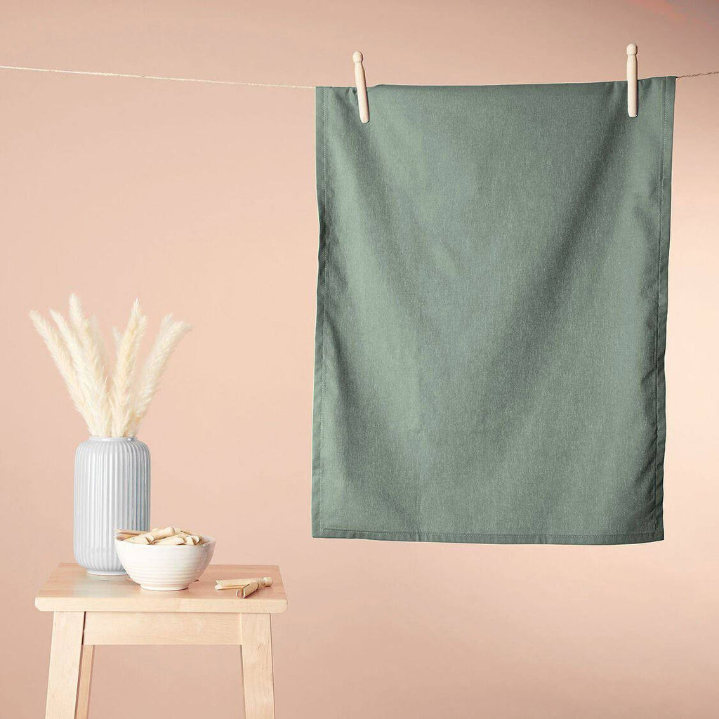 Tessuto panama tinto in filo verde salvia per arredo casa, ambientazione decorativa con tavolino e fiori di pampa su sfondo rosa