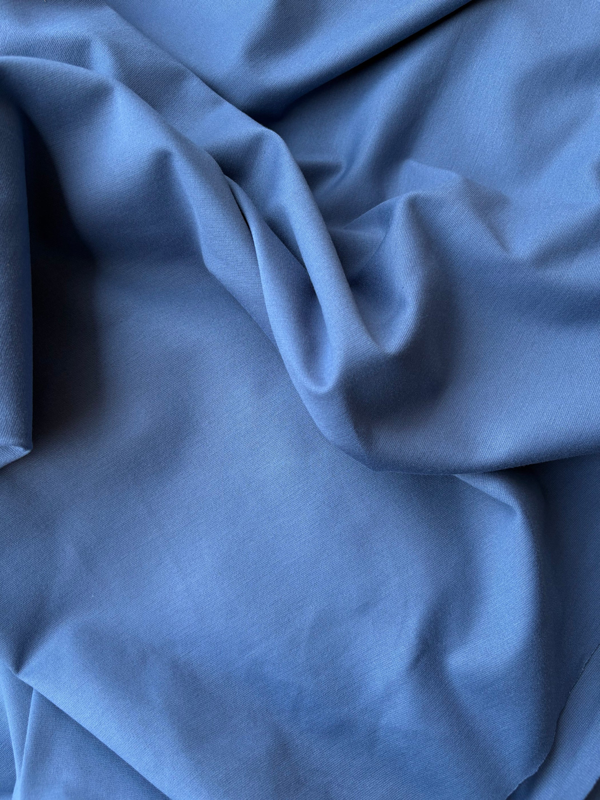 Tessuto Punto Milano blu avion, maglia compatta con ottima caduta, ideale per pantaloni, tute e capi sartoriali