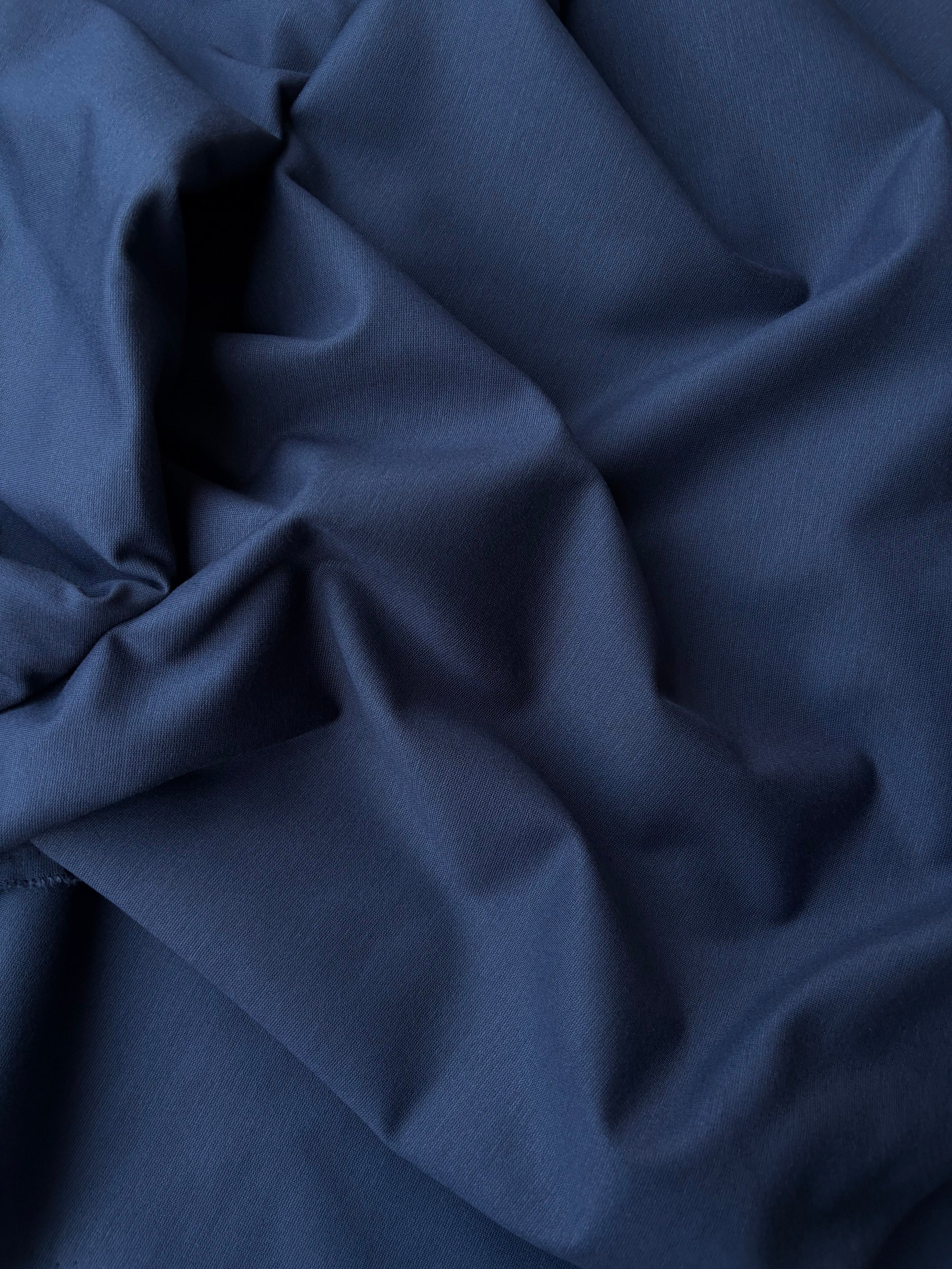 Tessuto Punto Milano blu medio, jersey strutturato elasticizzato perfetto per abbigliamento elegante e sportivo