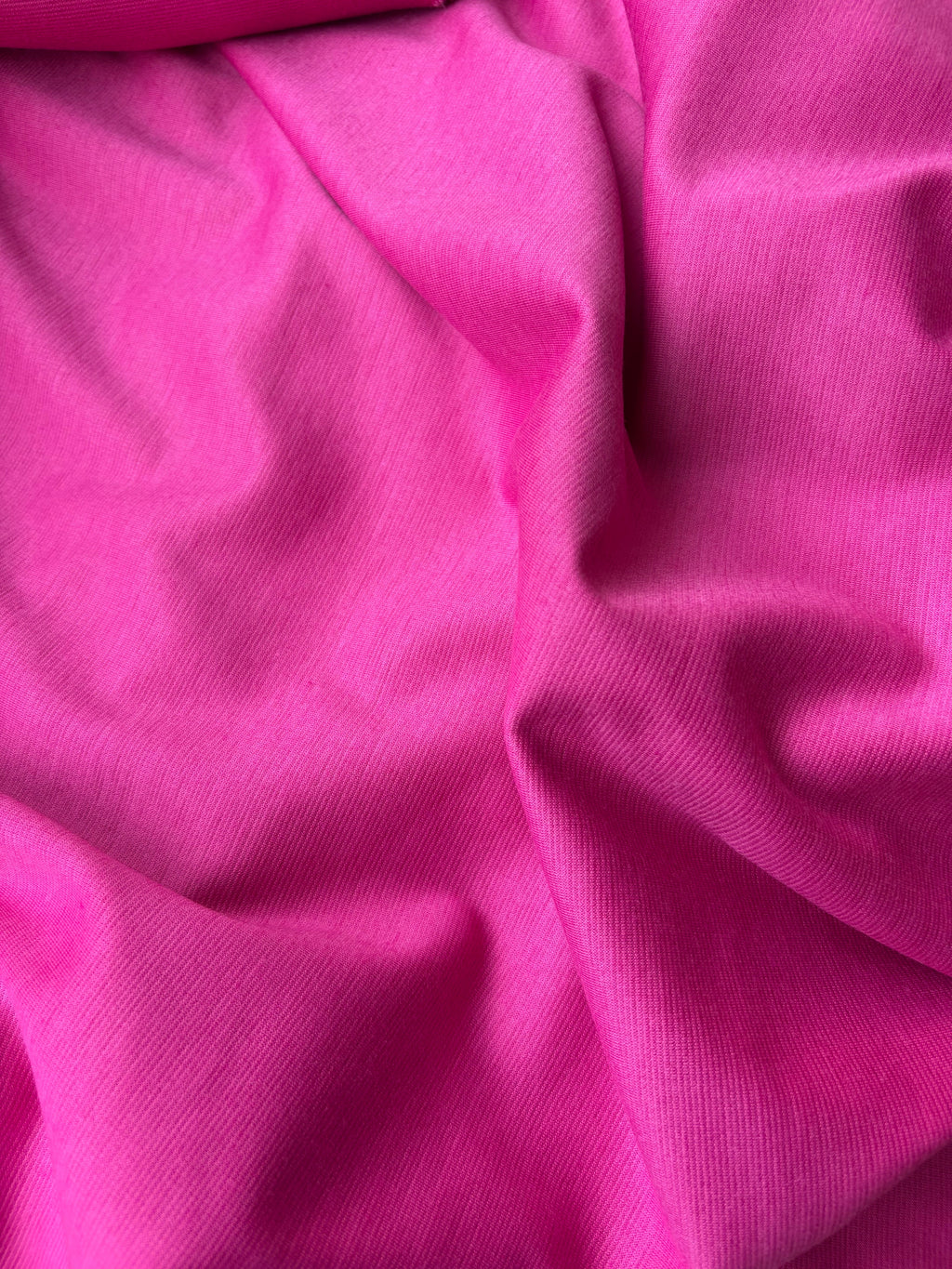 Tessuto Punto Milano fucsia, maglia compatta con ottima caduta, ideale per pantaloni, tute e capi sartoriali