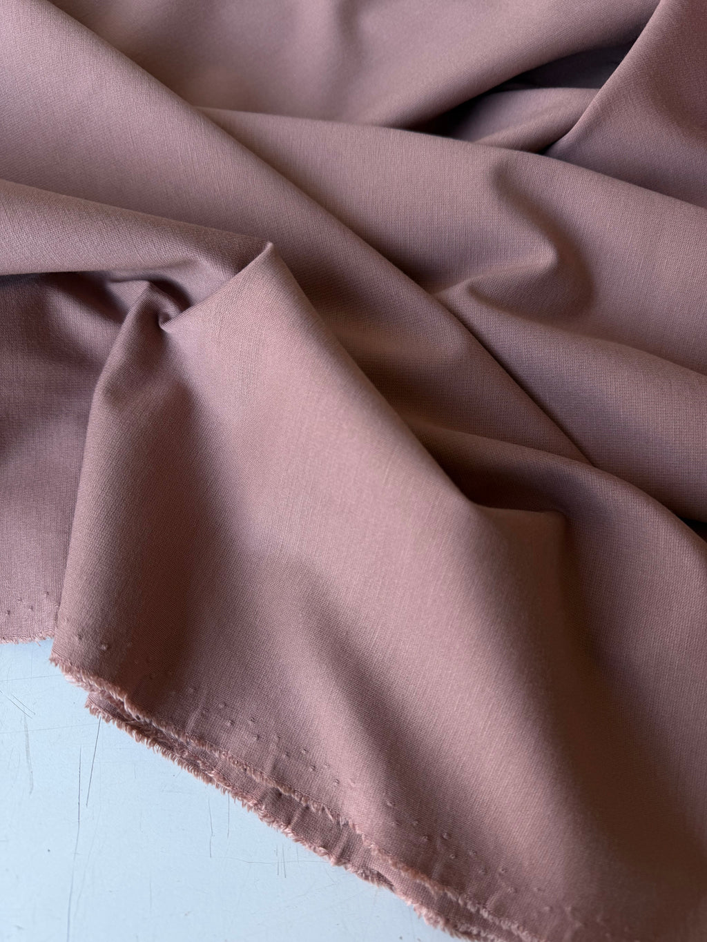 Tessuto Punto Milano rosa antico tradizionale, maglia elasticizzata 300 g/m² in viscosa, nylon ed elastan, ideale per gonne, giacche e pantaloni eleganti