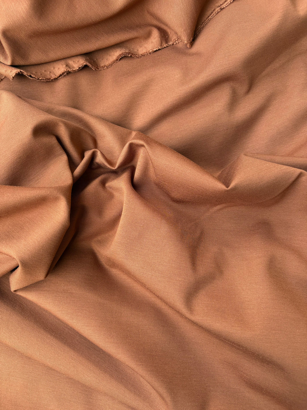 Tessuto Punto Milano tegola, maglia elasticizzata 300 g/m² in viscosa, nylon ed elastan, ideale per gonne, giacche e pantaloni