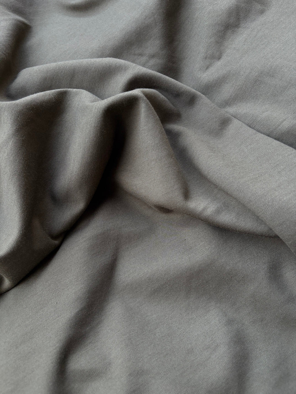 Tessuto Punto Milano verde militare, jersey strutturato elasticizzato perfetto per abbigliamento elegante e sportivo