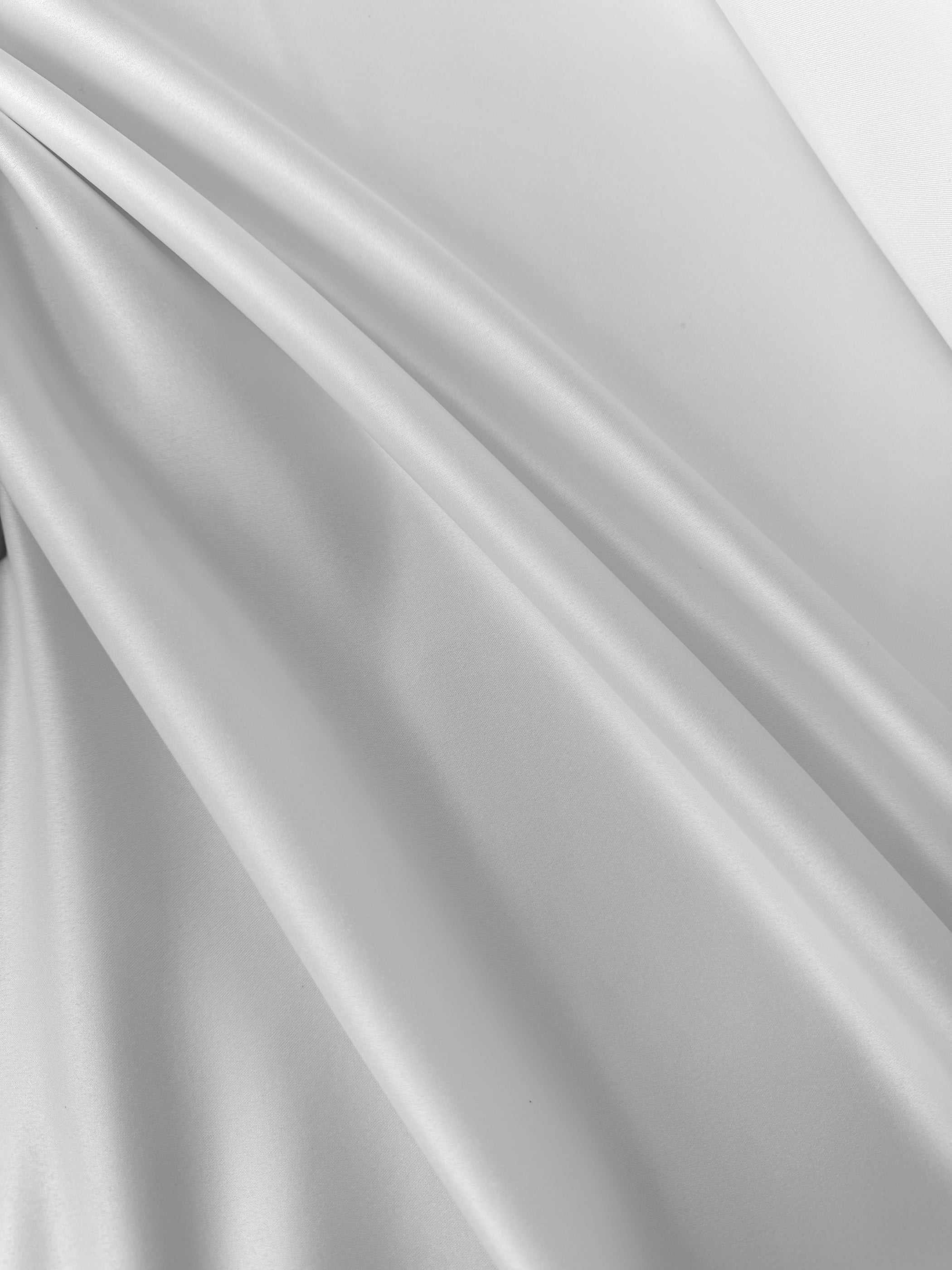 Tessuto raso duchesse Vesuvio bianco seta, elegante e strutturato, perfetto per abiti da cerimonia e gonne a ruota