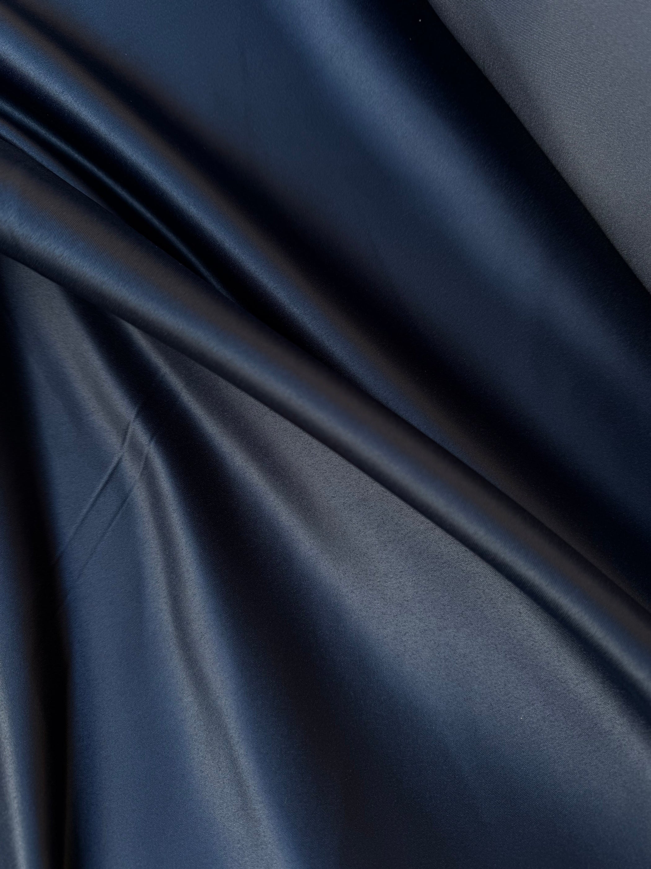 Tessuto raso duchesse Vesuvio blu scuro, elegante e strutturato, perfetto per abiti da cerimonia e gonne a ruota