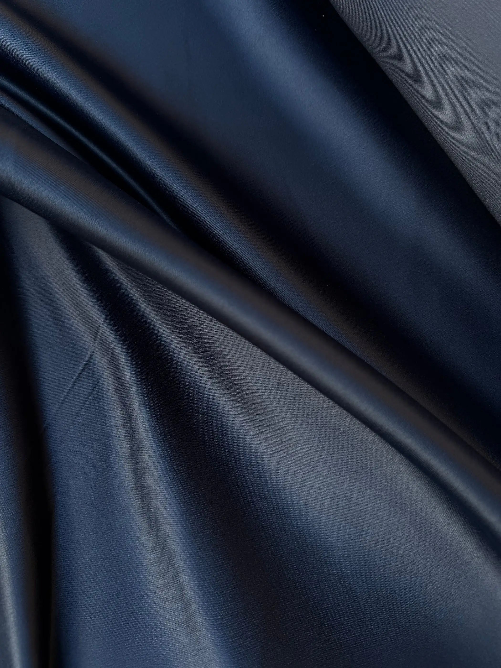 Tessuto raso duchesse Vesuvio blu scuro, elegante e strutturato, perfetto per abiti da cerimonia e gonne a ruota