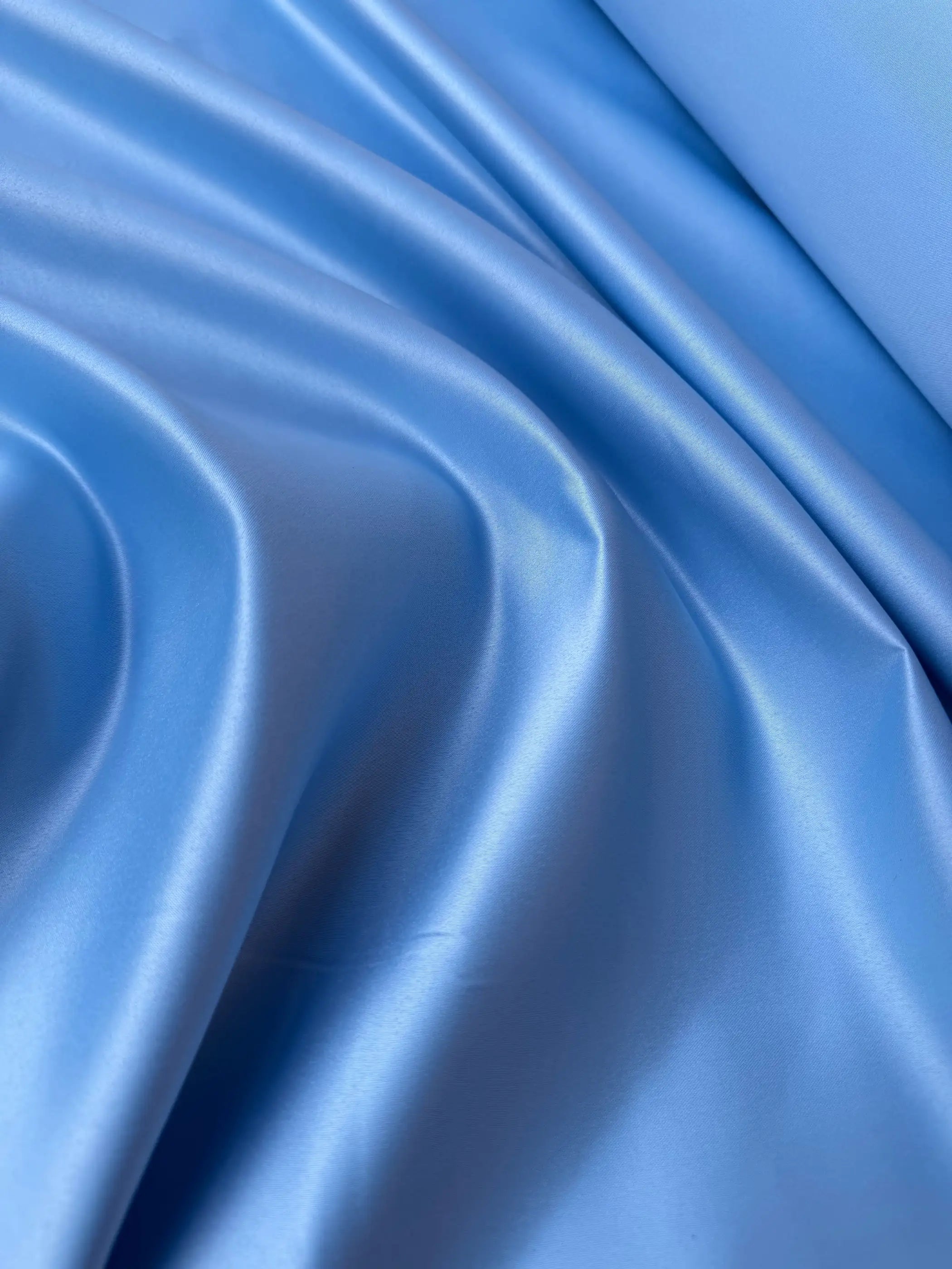 Tessuto raso duchesse Vesuvio celeste, elegante e strutturato, perfetto per abiti da cerimonia e gonne a ruota
