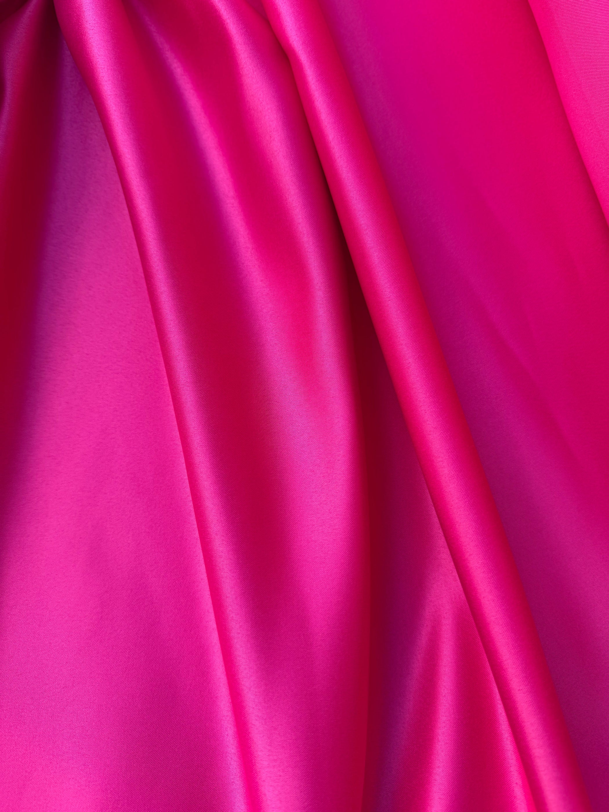 Tessuto raso duchesse Vesuvio fucsia, elegante e strutturato, perfetto per abiti da cerimonia e gonne a ruota