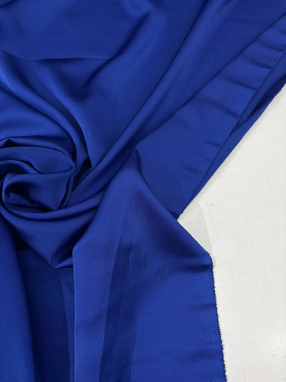 Tessuto raso satin blu royal cina per camicie eleganti e abbigliamento raffinato