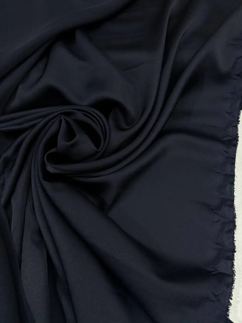 Tessuto raso satin blu scuro per camicie eleganti e abbigliamento raffinato