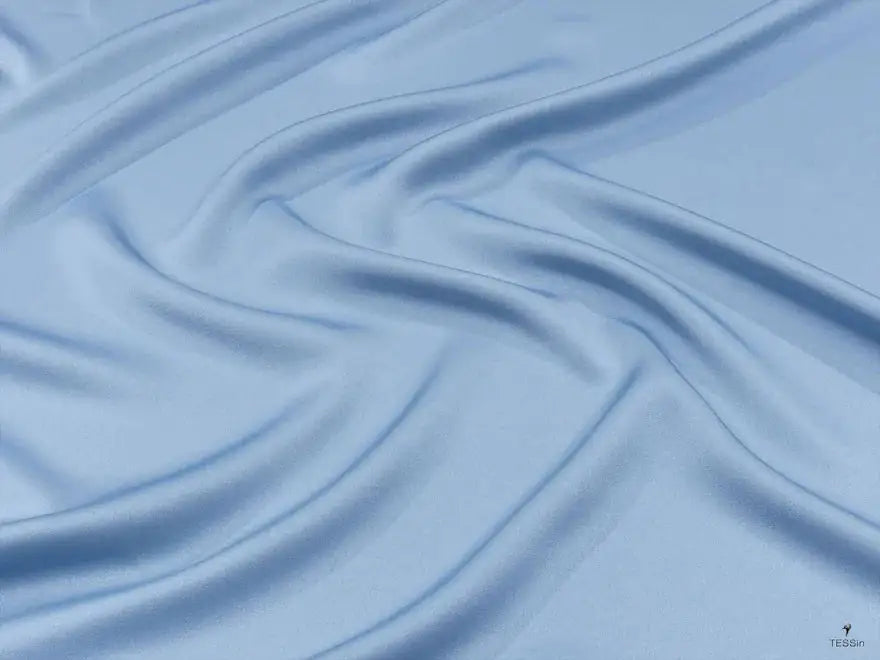 Tessuto raso satin celeste per camicie eleganti e abbigliamento raffinato