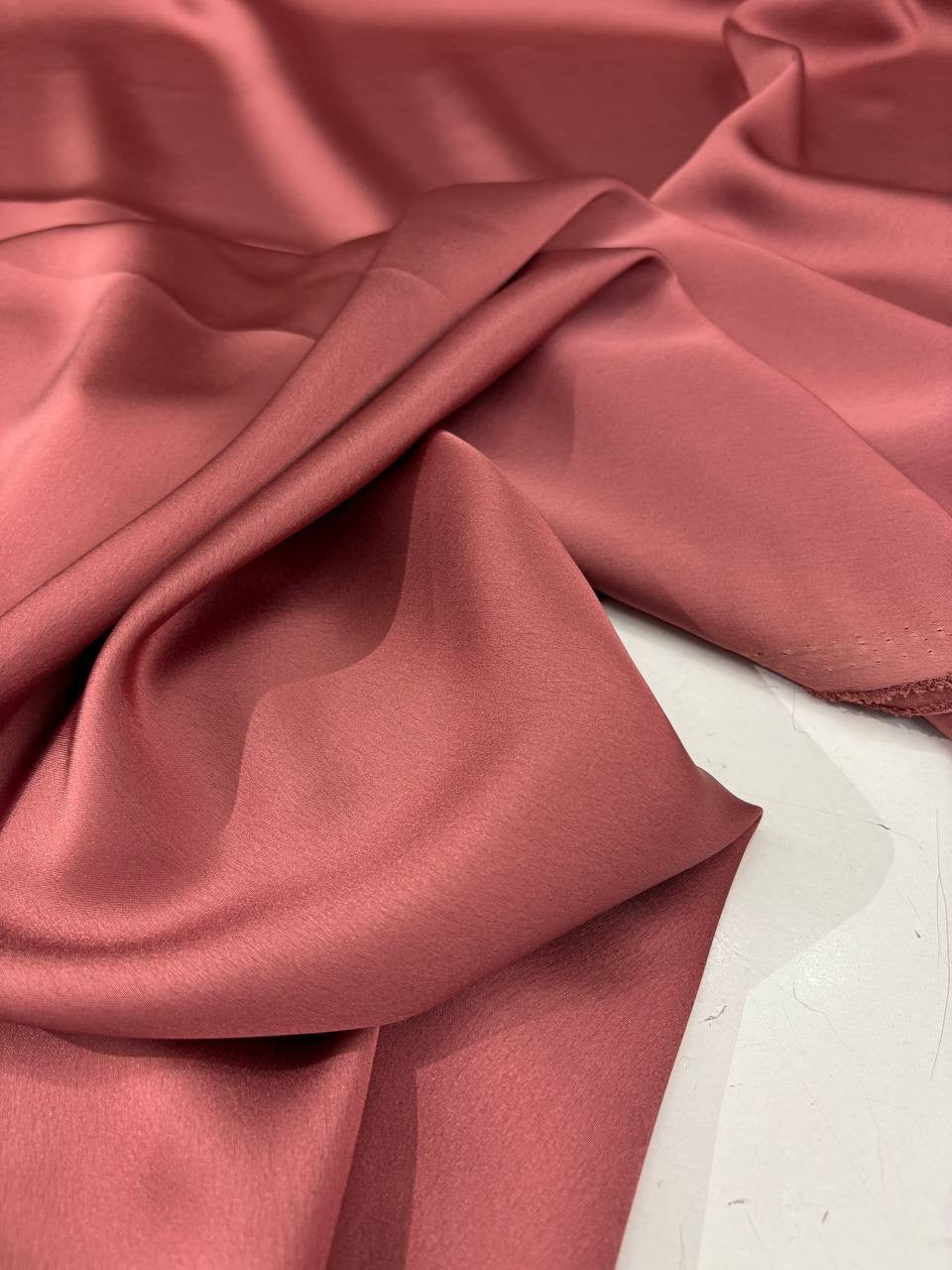 Tessuto raso satin rosa antico scuro per camicie eleganti e abbigliamento raffinato