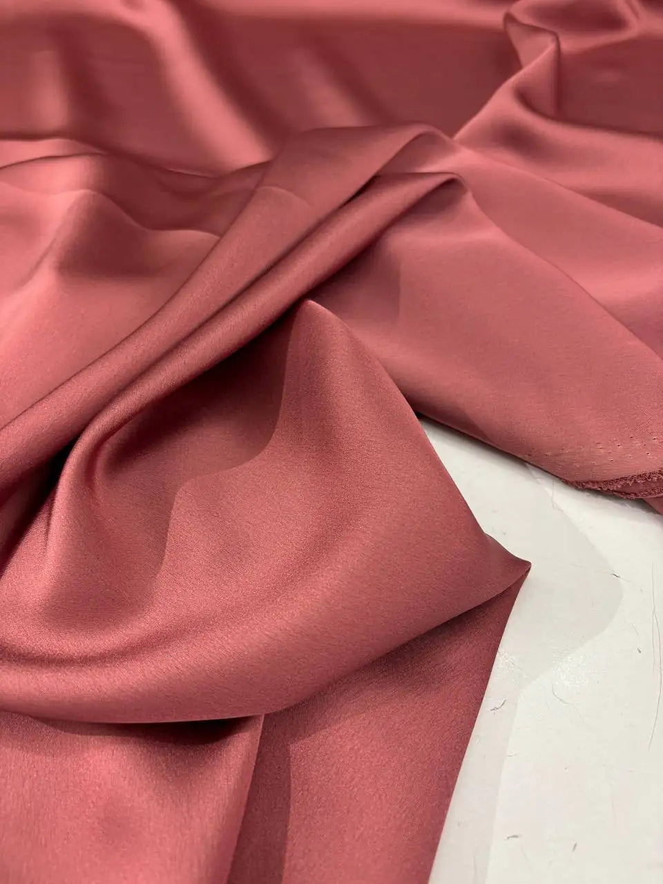 Tessuto raso satin rosa antico scuro per camicie eleganti e abbigliamento raffinato