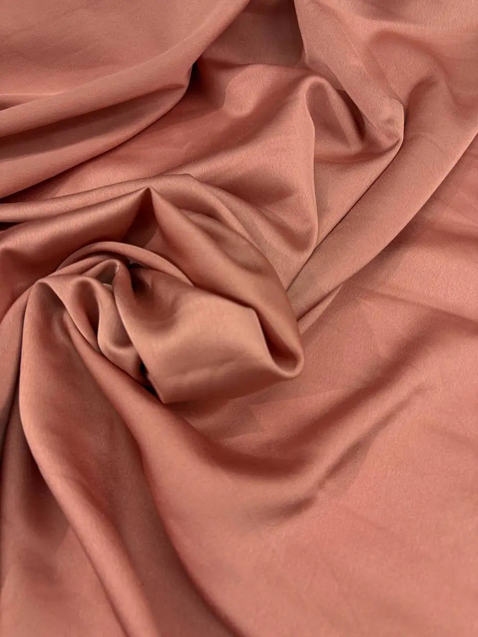 Tessuto raso satin rosa antico per camicie eleganti e abbigliamento raffinato