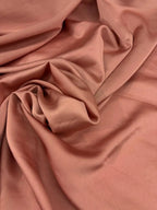 Tessuto raso satin rosa antico per camicie eleganti e abbigliamento raffinato