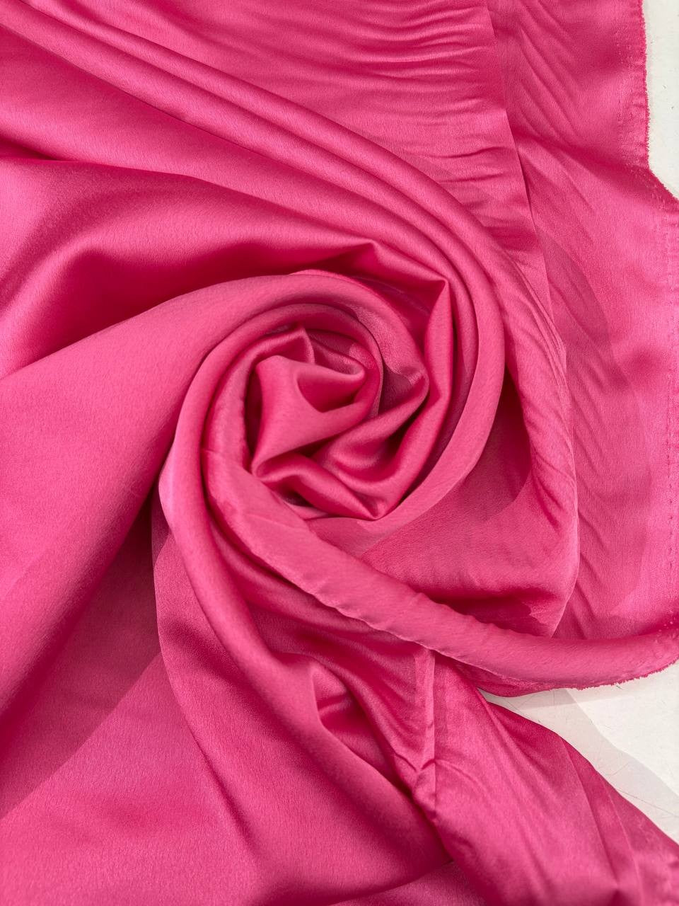 Tessuto raso satin rosa bubble per camicie eleganti e abbigliamento raffinato