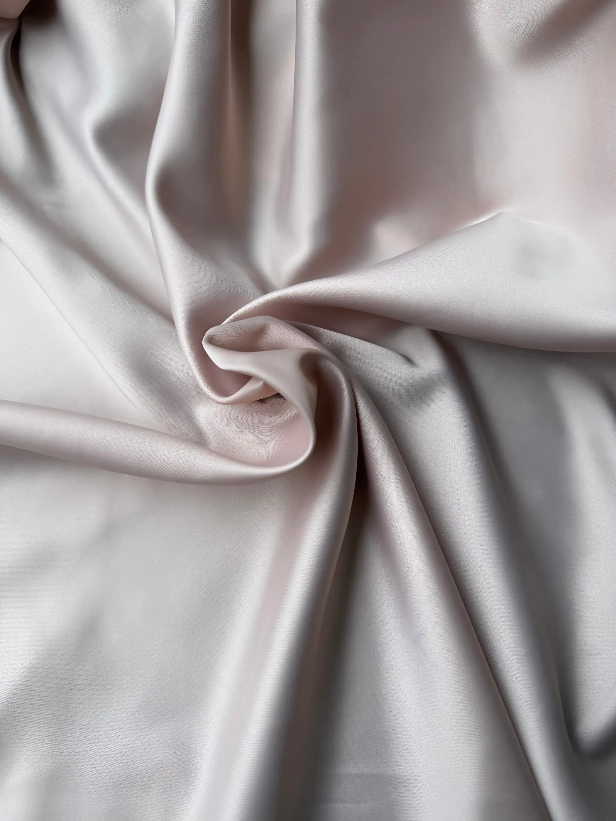 Tessuto doppio raso fluido bianco, elegante e setoso, perfetto per abiti e capi sartoriali