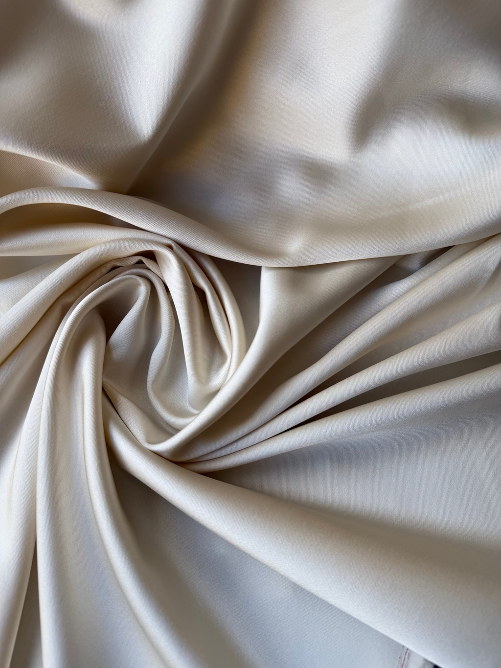 Doppio raso fluido champagne, tessuto satinato leggero per vestiti eleganti e camicie