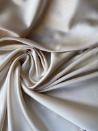 Doppio raso fluido champagne, tessuto satinato leggero per vestiti eleganti e camicie