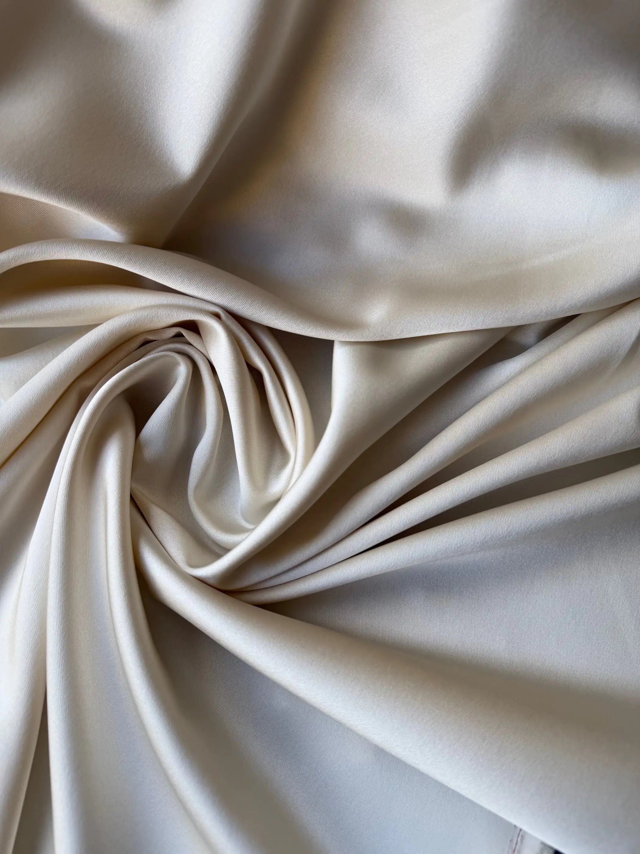 Doppio raso fluido champagne, tessuto satinato leggero per vestiti eleganti e camicie