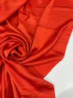 Tessuto satin raso manoseta arancione, fluido e luminoso, ideale per abiti eleganti e capi sartoriali