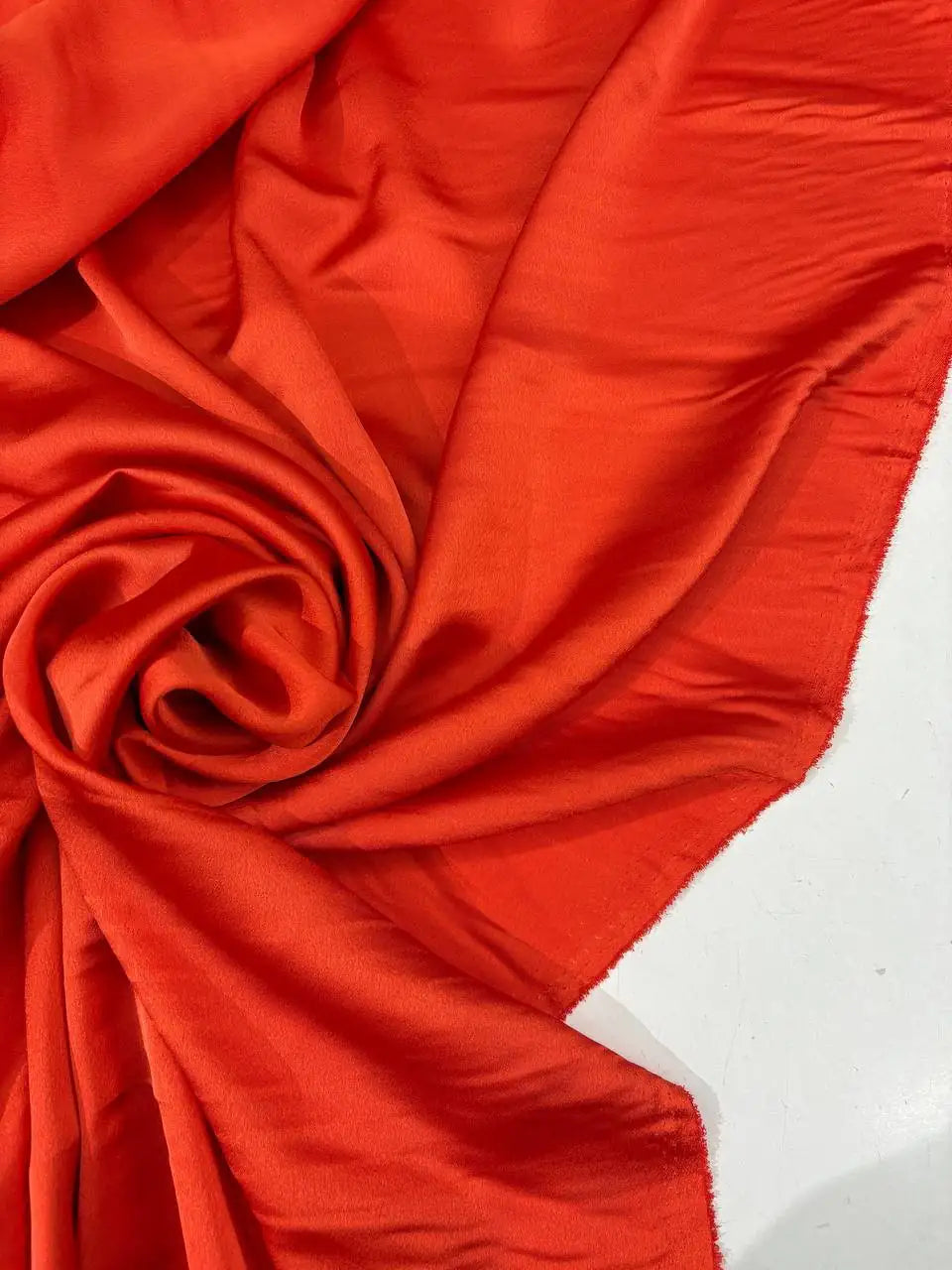 Tessuto satin raso manoseta arancione, fluido e luminoso, ideale per abiti eleganti e capi sartoriali