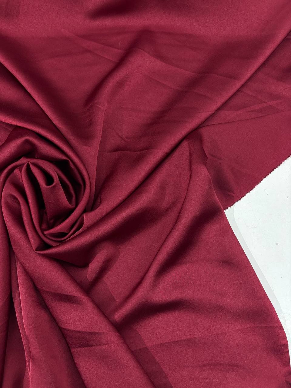 Tessuto satin raso manoseta bordeaux, fluido e luminoso, ideale per abiti eleganti e capi sartoriali