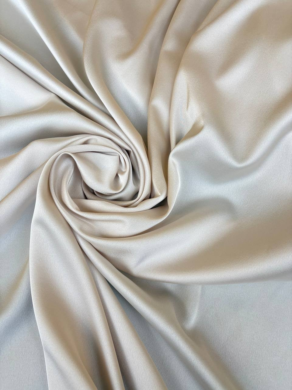 Tessuto satin raso manoseta burro, fluido e luminoso, ideale per abiti eleganti e capi sartoriali