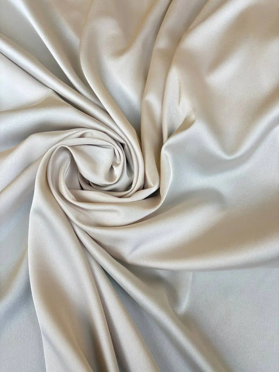 Tessuto satin raso manoseta burro, fluido e luminoso, ideale per abiti eleganti e capi sartoriali