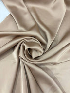 Tessuto satin raso manoseta cammello, fluido e luminoso, ideale per abiti eleganti e capi sartoriali