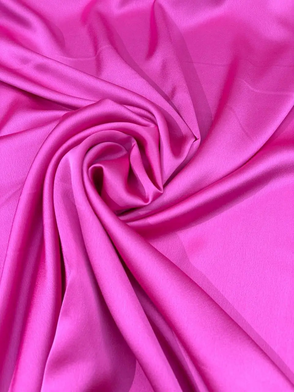 Tessuto satin raso manoseta fucsia, fluido e luminoso, ideale per abiti eleganti e capi sartoriali
