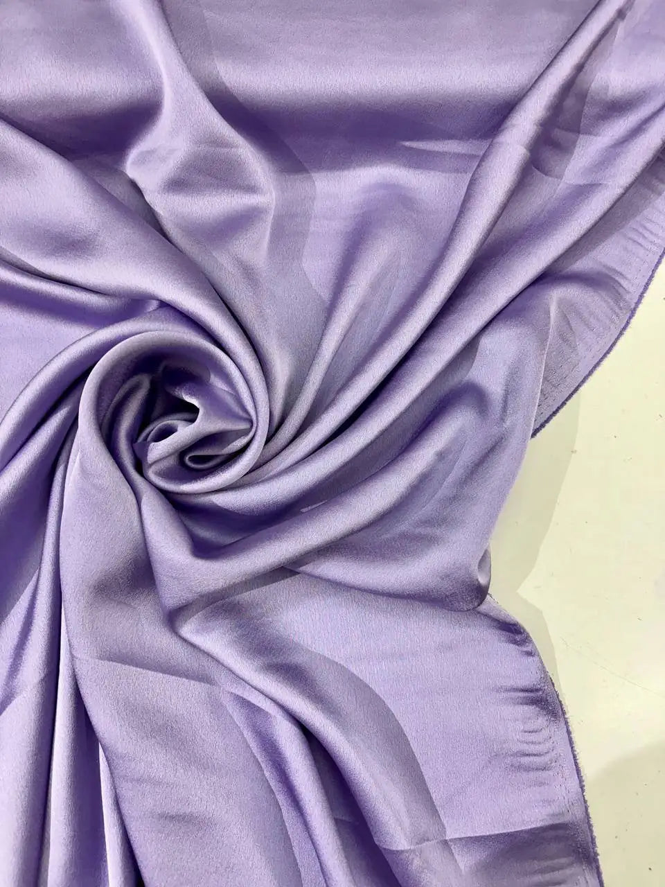 Tessuto satin raso manoseta lilla, fluido e luminoso, ideale per abiti eleganti e capi sartoriali