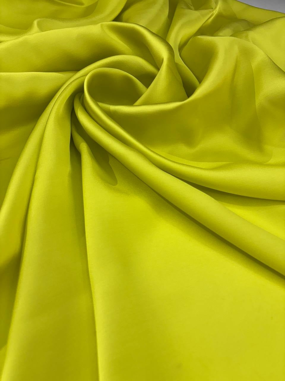 Tessuto satin raso manoseta lime, fluido e luminoso, ideale per abiti eleganti e capi sartoriali