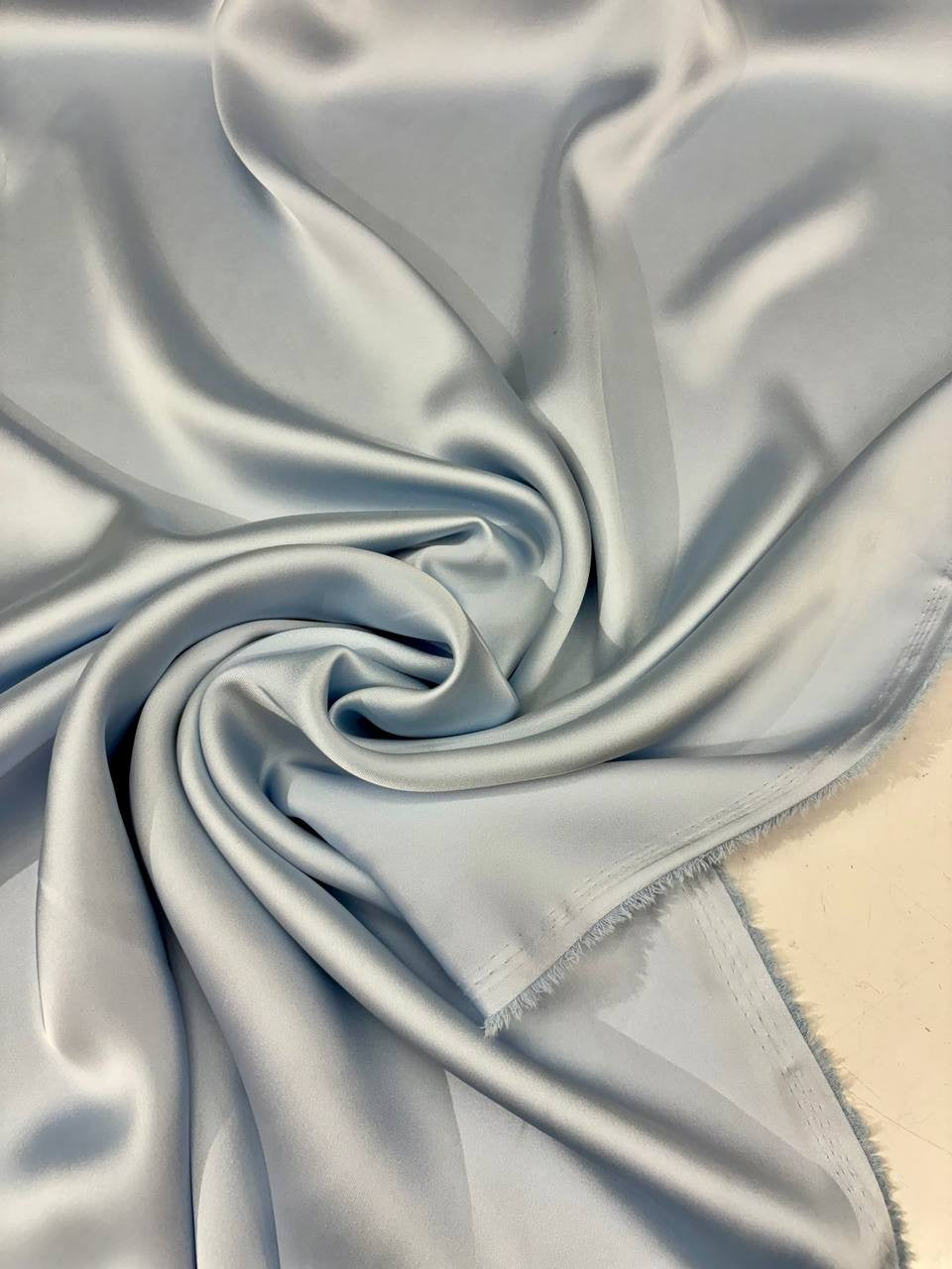 Tessuto satin raso manoseta, fluido e luminoso, ideale per abiti eleganti e capi sartoriali