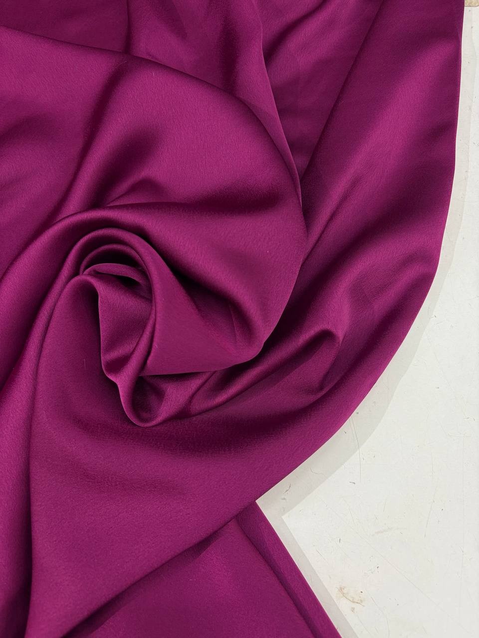 Tessuto satin raso manoseta prugna, fluido e luminoso, ideale per abiti eleganti e capi sartoriali