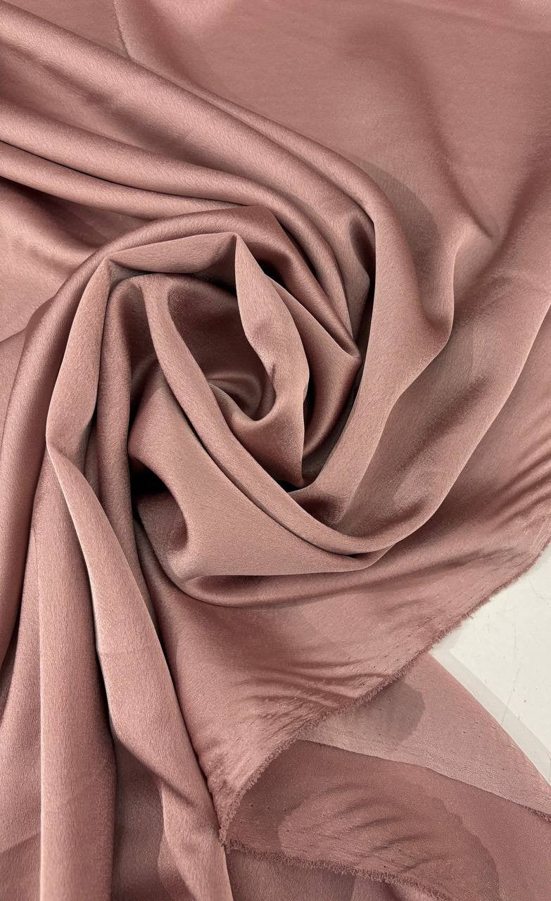 Tessuto satin raso manoseta rosa cipolla, fluido e luminoso, ideale per abiti eleganti e capi sartoriali