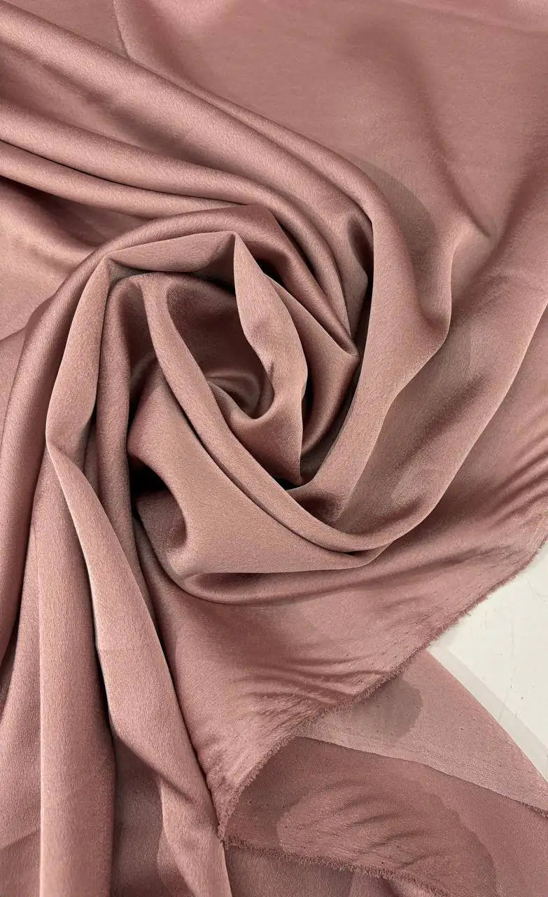 Tessuto satin raso manoseta rosa cipolla, fluido e luminoso, ideale per abiti eleganti e capi sartoriali
