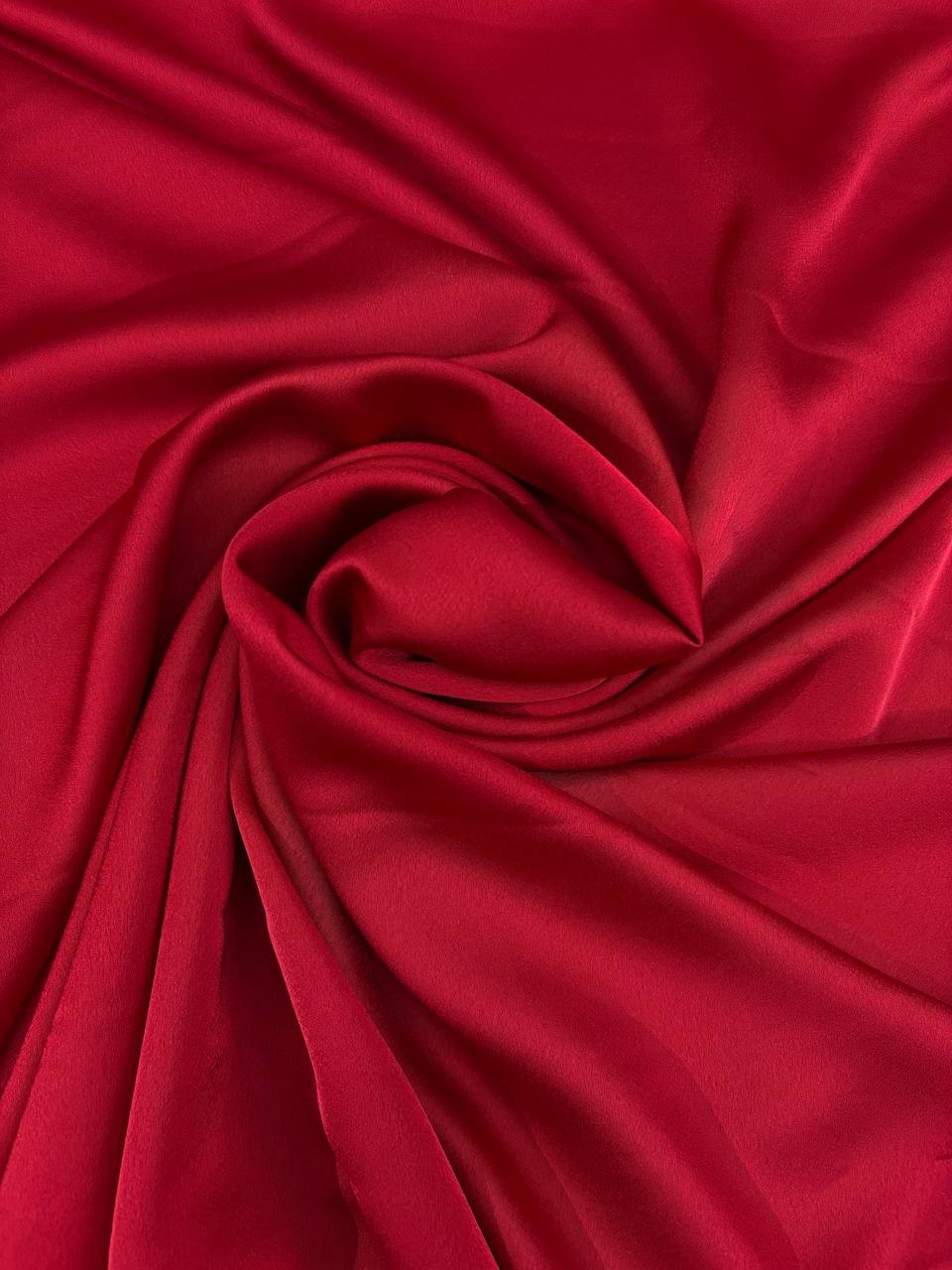 Tessuto satin raso manoseta rosso, fluido e luminoso, ideale per abiti eleganti e capi sartoriali