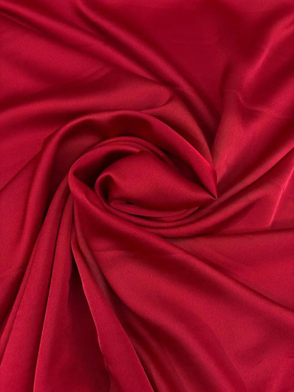 Tessuto satin raso manoseta rosso, fluido e luminoso, ideale per abiti eleganti e capi sartoriali