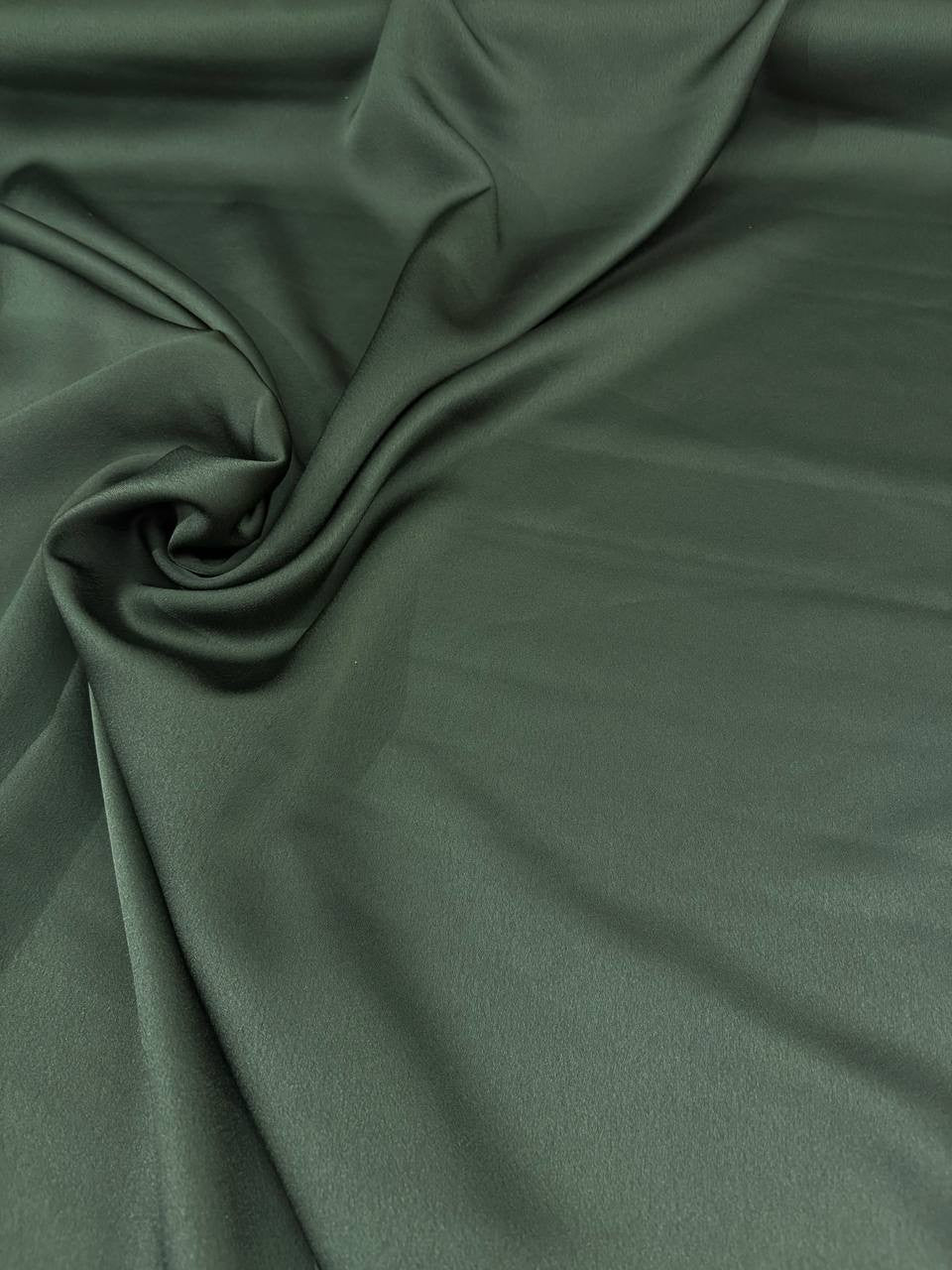 Tessuto satin raso manoseta verde bottiglia, fluido e luminoso, ideale per abiti eleganti e capi sartoriali