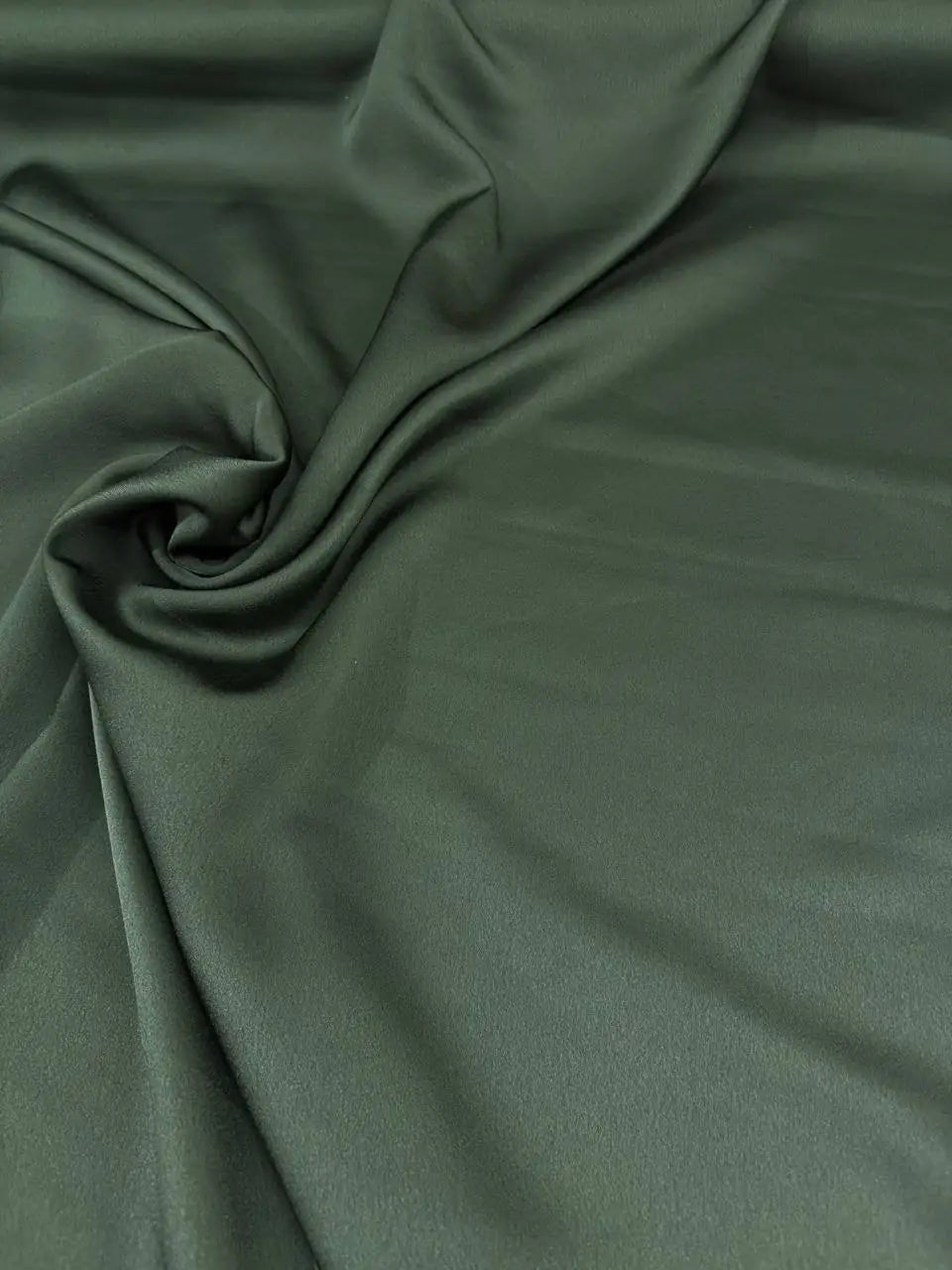 Tessuto satin raso manoseta verde bottiglia, fluido e luminoso, ideale per abiti eleganti e capi sartoriali
