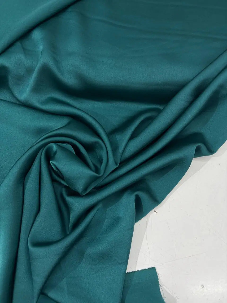 Tessuto satin raso manoseta verde petrolio, fluido e luminoso, ideale per abiti eleganti e capi sartoriali