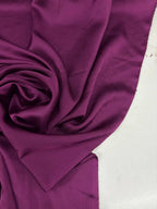 Tessuto satin raso manoseta vinaccio, fluido e luminoso, ideale per abiti eleganti e capi sartoriali