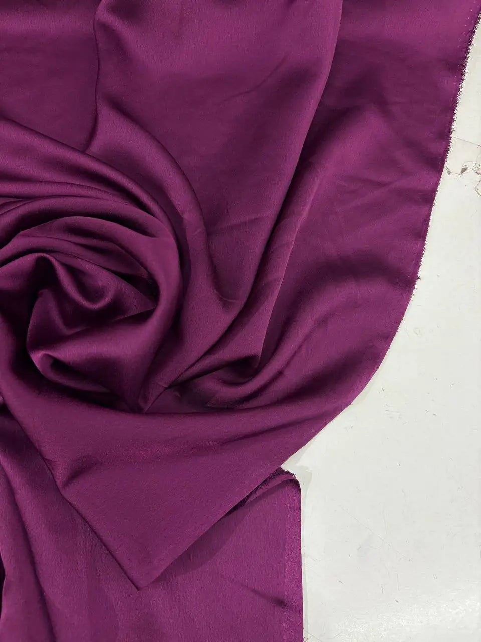 Tessuto satin raso manoseta vinaccio, fluido e luminoso, ideale per abiti eleganti e capi sartoriali