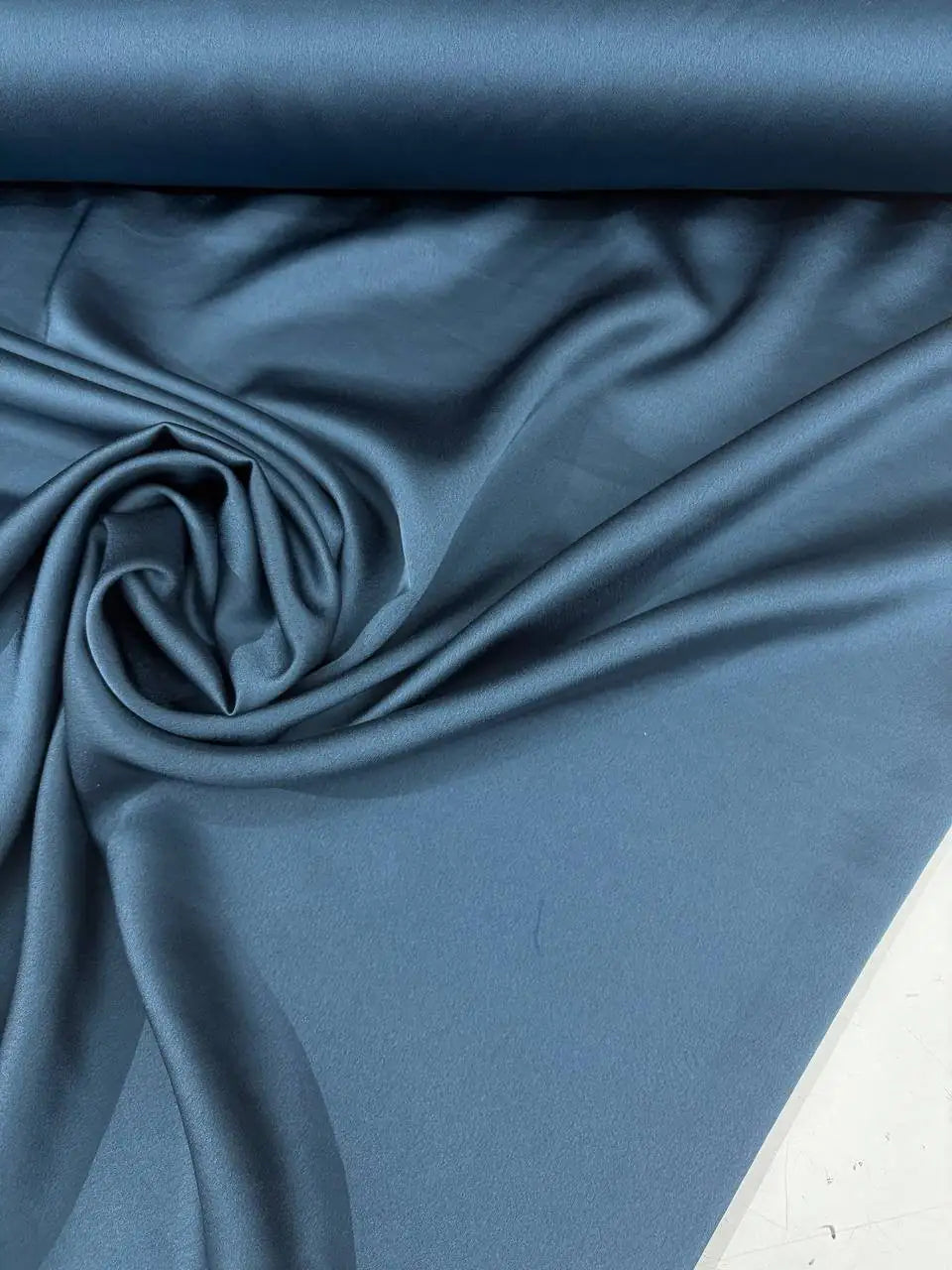 Tessuto satin raso manoseta, fluido e luminoso, ideale per abiti eleganti e capi sartoriali